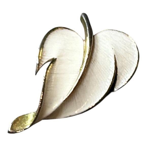 1960’s JJ signed Elegant Gold and Cream Brooch - Picture 1 of 7